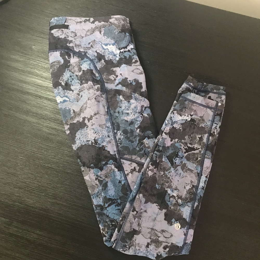 Lululemon Speed Up Tight *Full-On Luxtreme 28"
Screen Camo Multi
